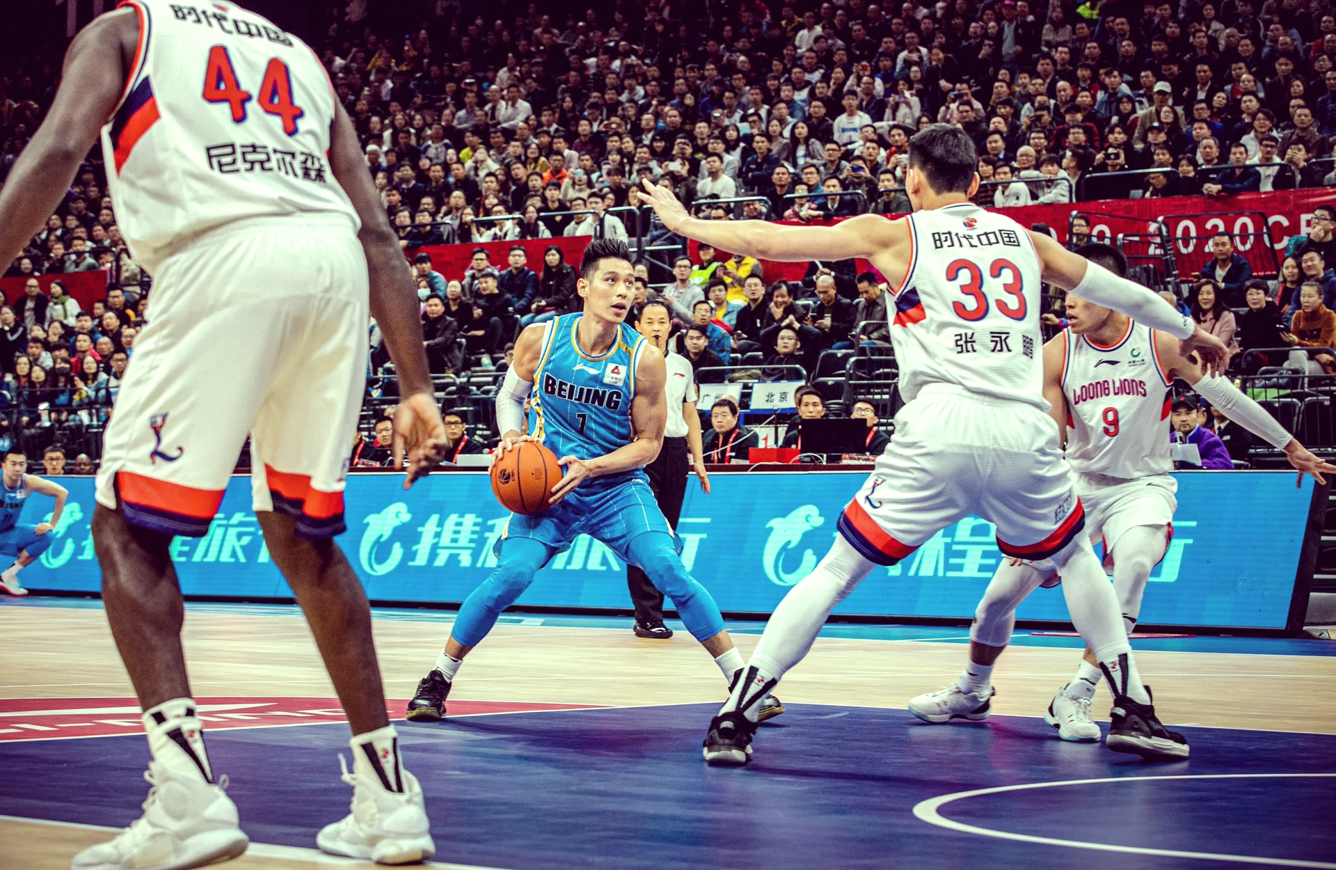 扑克游戏-实力派篮球比赛精彩纷呈，球员技术精湛的简单介绍