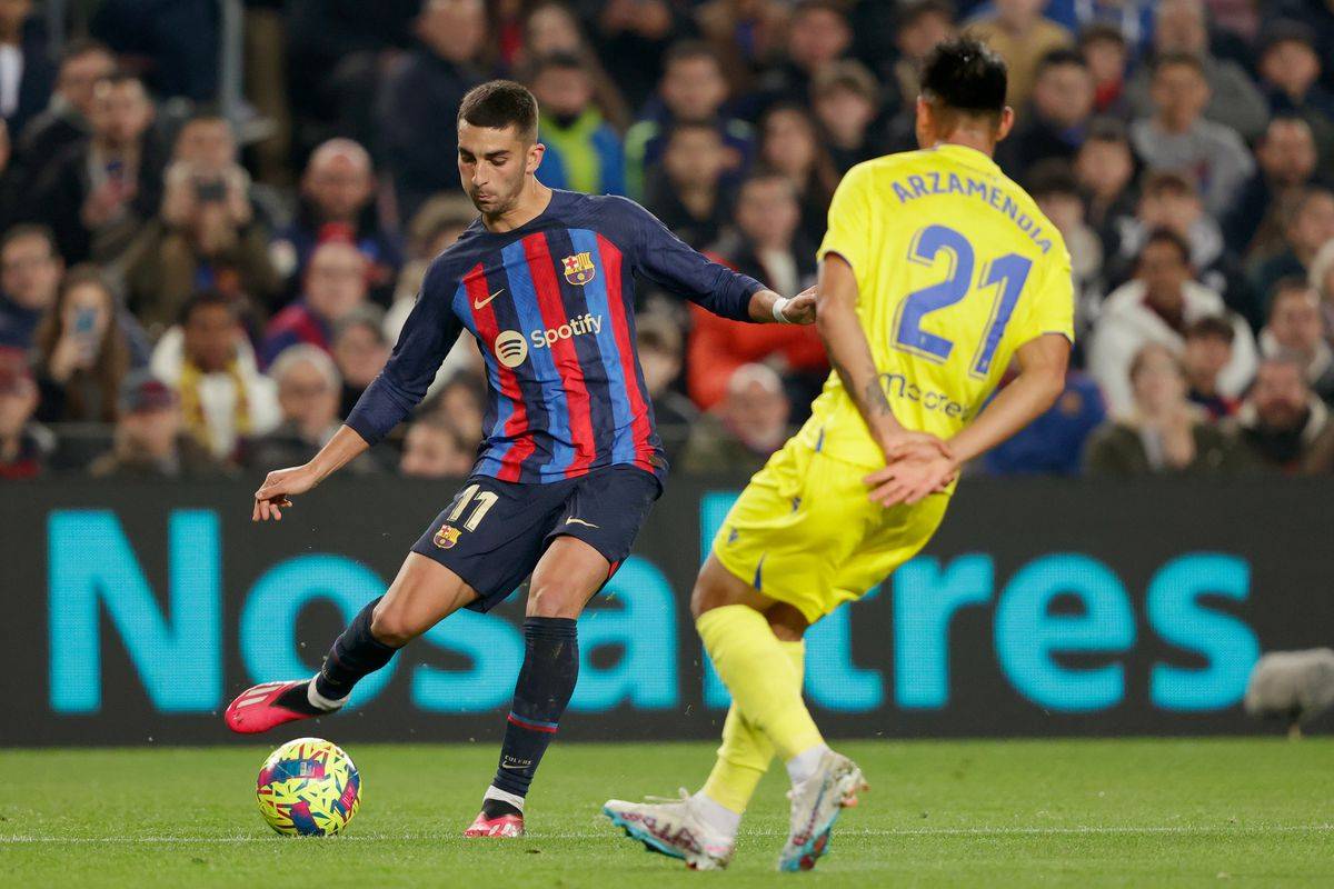 扑克游戏-包含摩纳哥客场逆转巴里，小组出线形势艰难的词条