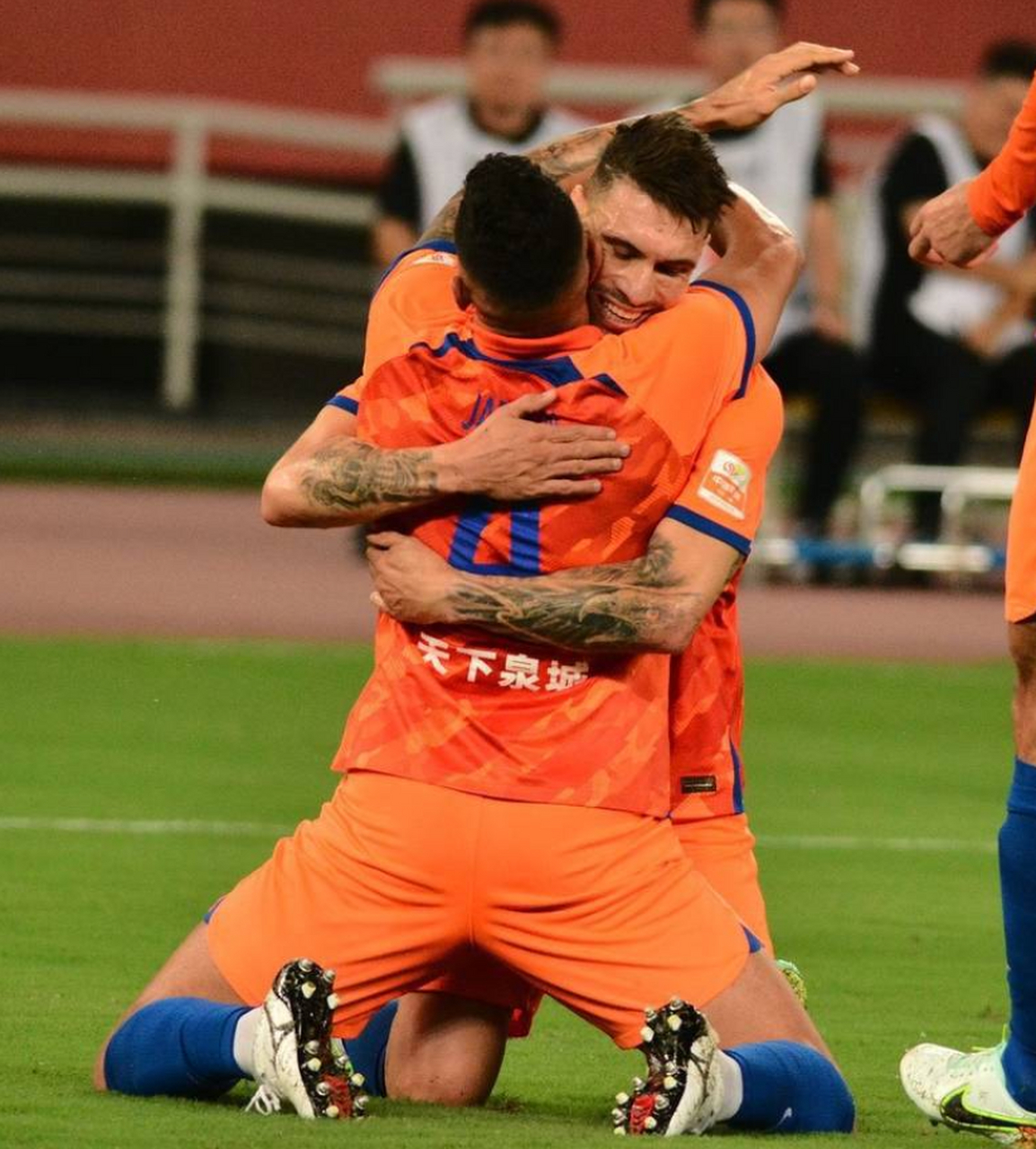 扑克游戏-双方对决激烈，球员奋力争胜呈现激动场面